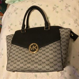 Beautiful versatile MK purse